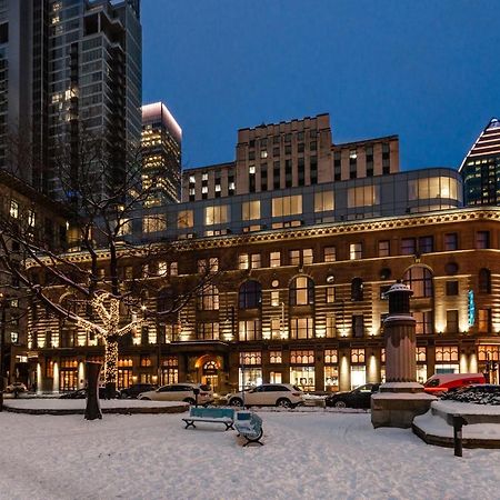 Hotel Birks Montreal Luaran gambar The Eaton's Building at night