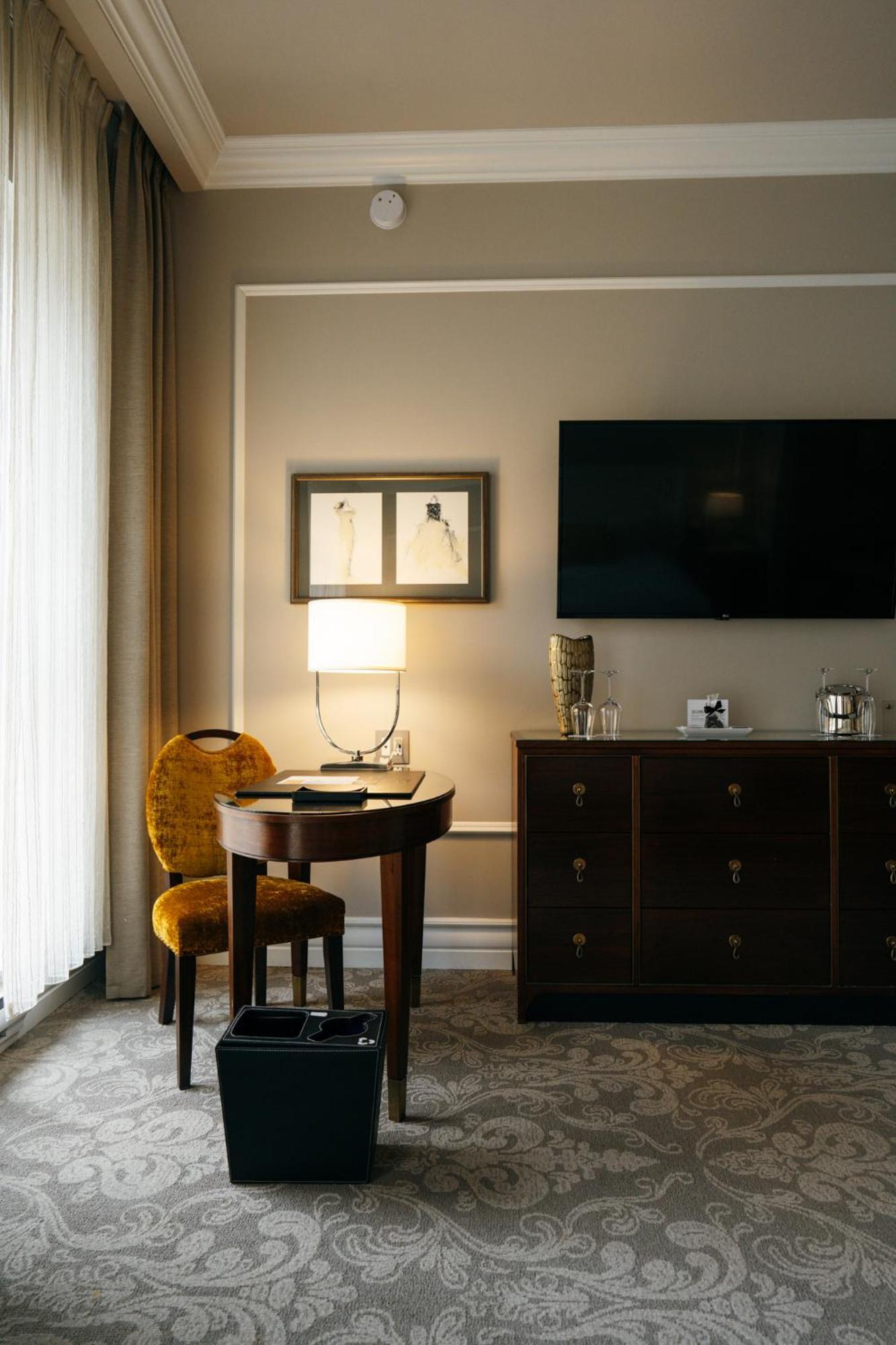 Hotel Birks Montreal Luaran gambar A room at the Hotel de Ville