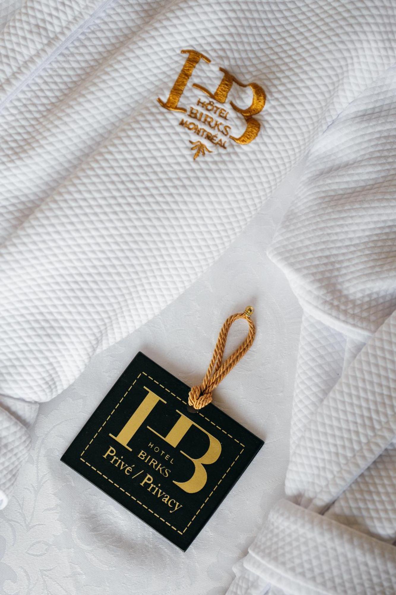 Hotel Birks Montreal Luaran gambar A gold-plated bookmark