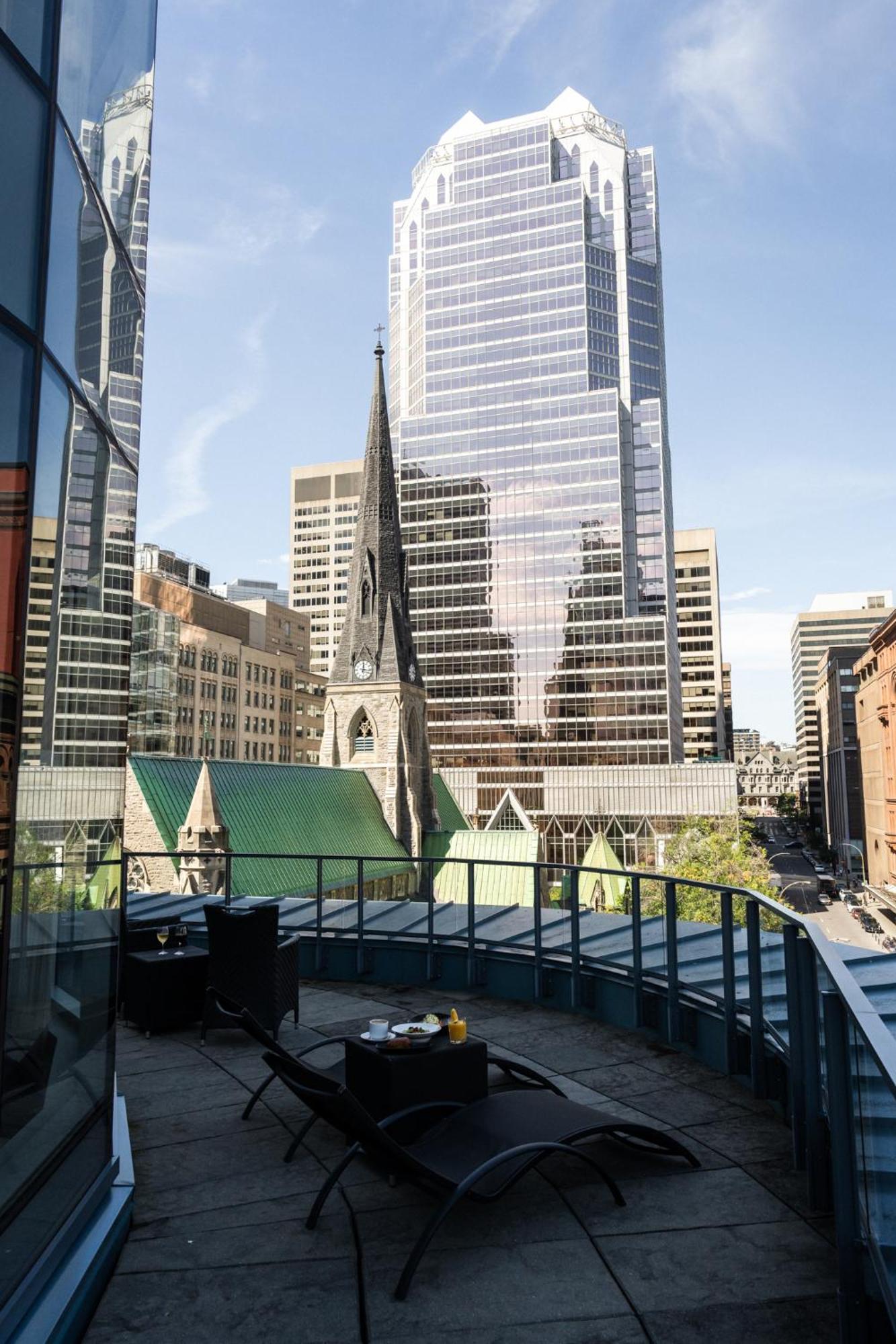 Hotel Birks Montreal Luaran gambar The church's bell tower