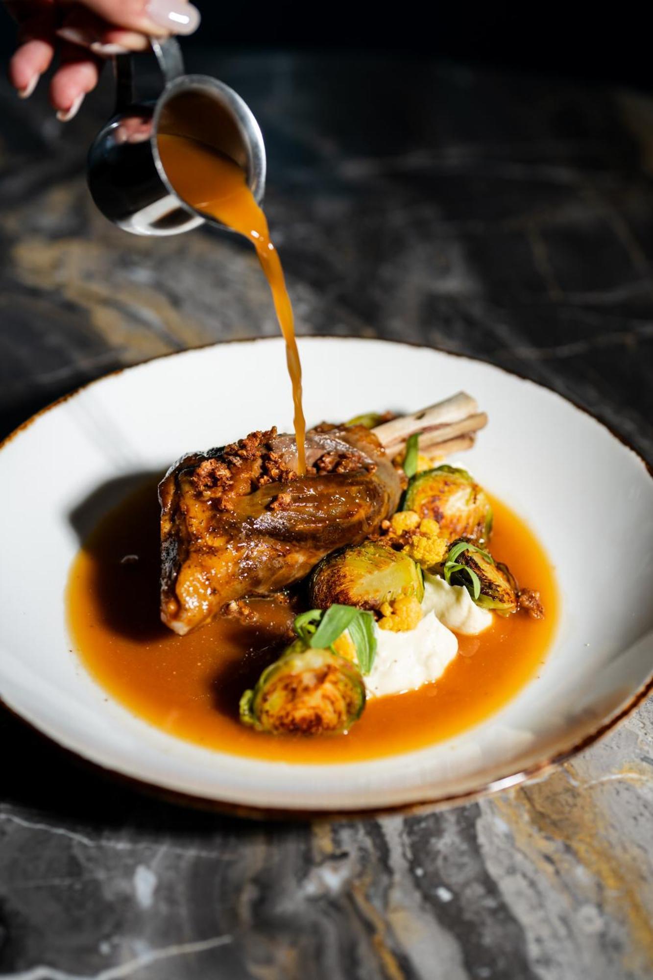 Hotel Birks Montreal Luaran gambar A lamb dish at the restaurant