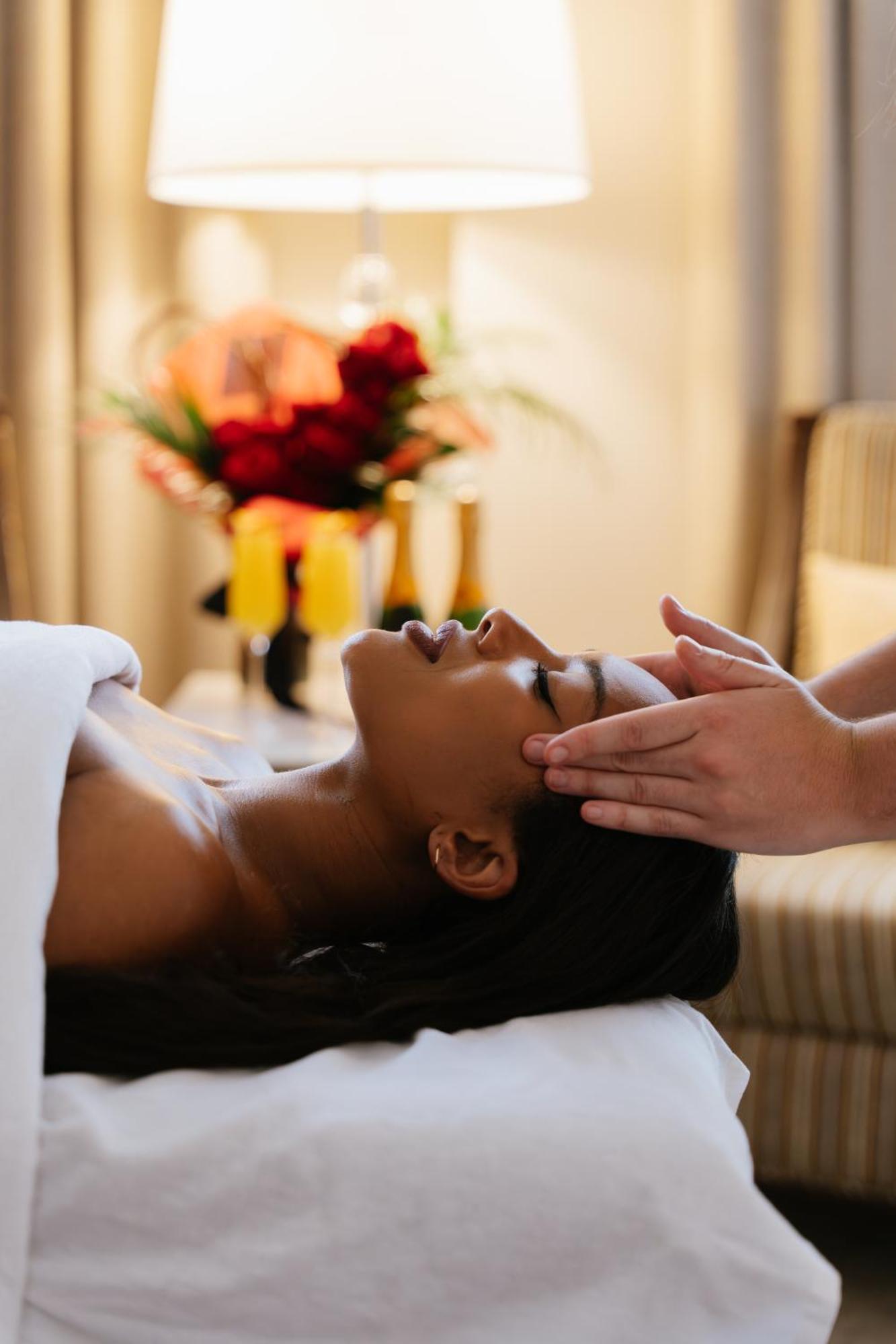 Hotel Birks Montreal Luaran gambar A woman receiving a head massage