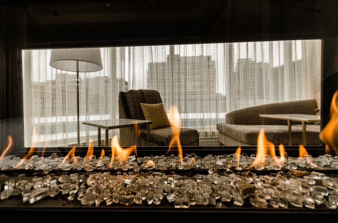 Hotel Birks Montreal Luaran gambar A fireplace with ethanol fuel