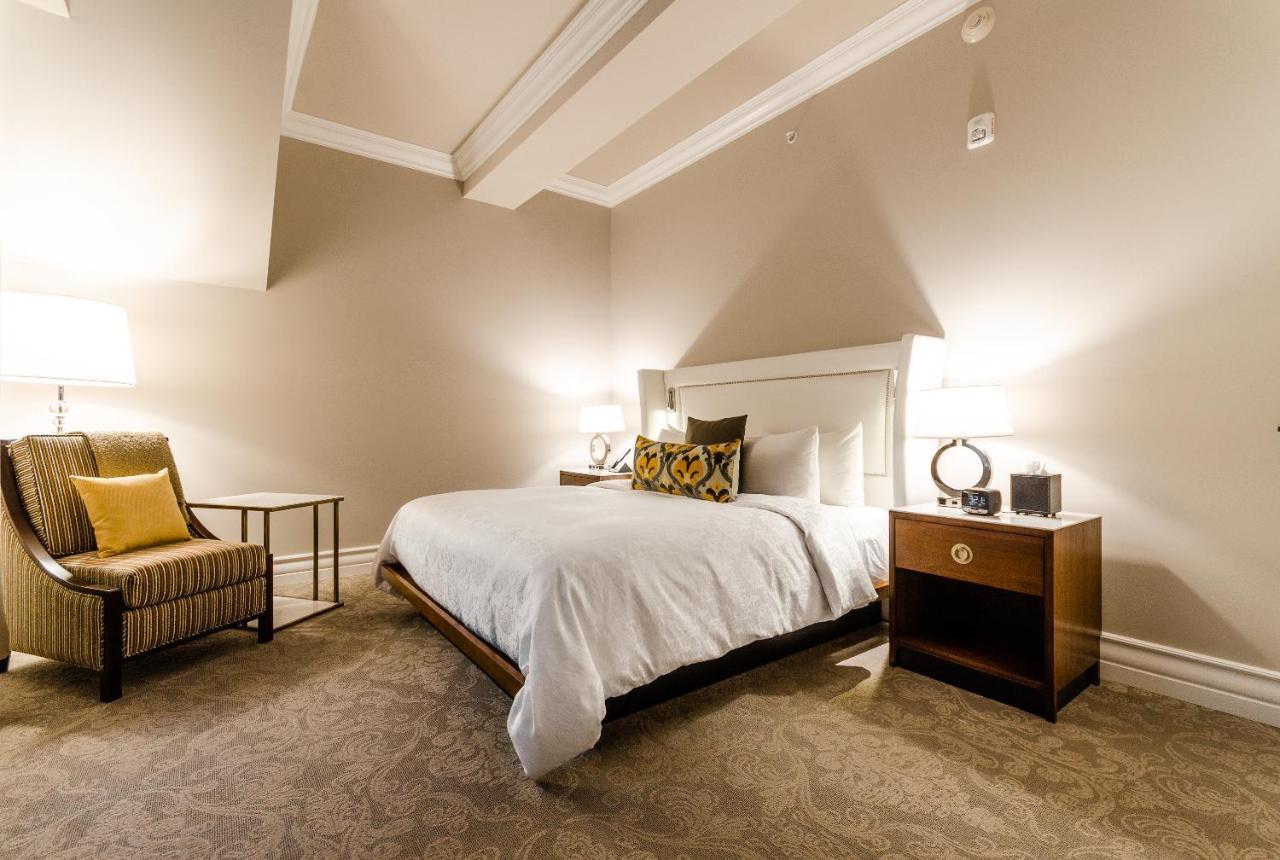 Hotel Birks Montreal Luaran gambar A guest room at the Hotel Commonwealth
