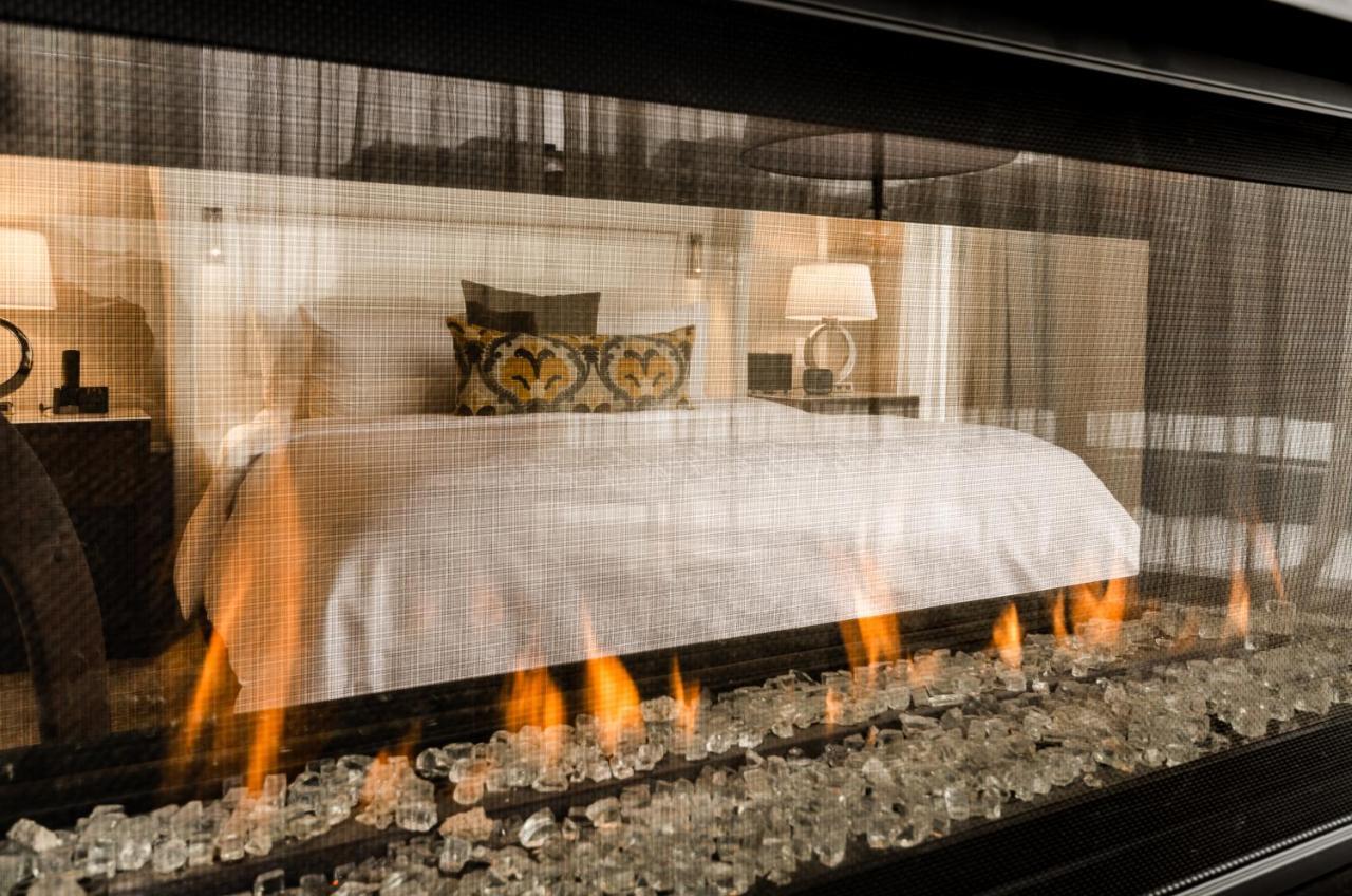 Hotel Birks Montreal Luaran gambar A fireplace with a glass screen
