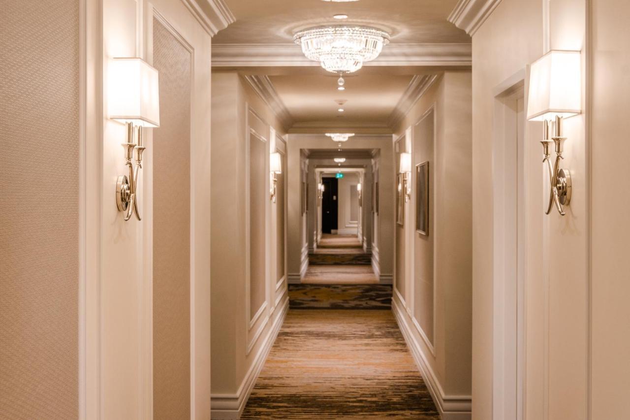 Hotel Birks Montreal Luaran gambar A corridor at the Ritz-Carlton, Boston