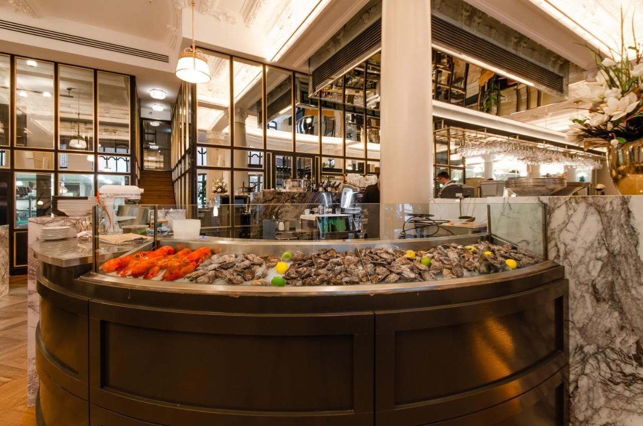 Hotel Birks Montreal Luaran gambar Seafood display at the Oyster Bar